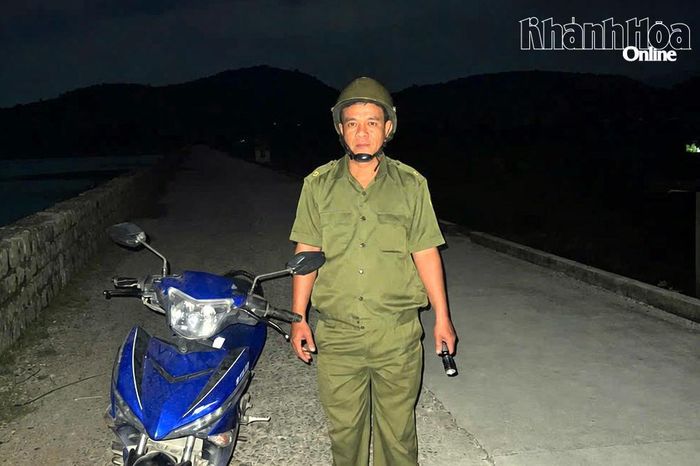 Ông Ca Da Thoáng - Tổ trưởng Tổ bảo vệ an ninh, trật tự ở cơ sở thôn Phước Chiến (xã Công Hải) tuần tra đêm trên địa bàn.