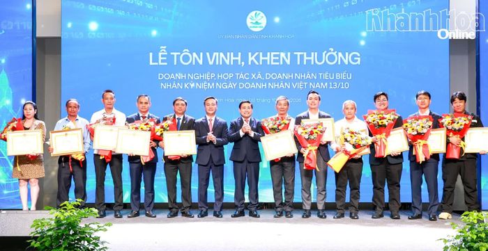 Lãnh đạo tỉnh trao bằng khen cho các doanh nghiệp, hợp tác xã đạt thành tích xuất sắc tại Hội nghị “Gặp gỡ Doanh nghiệp và nhà đầu tư năm 2026” nhân dịp kỷ niệm Ngày Doanh nhân Việt Nam.