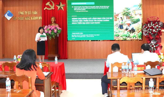 Thí sinh đến từ Đảng bộ Ngân hàng Chính sách xã hội tỉnh Khánh Hòa trình bày phần thi kỹ năng.
