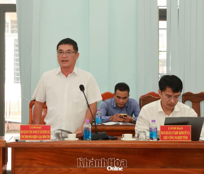Lãnh đạo Ban Quản lý Dự án đầu tư xây dựng các công trình nông nghiệp và giao thông tỉnh phát biểu tại buổi làm việc.