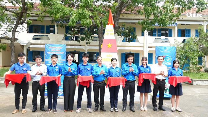Các đại biểu cắt băng khánh thành công trình thanh niên “Cột mốc Trường Sa”.
