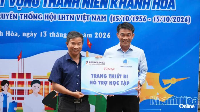 Ban tổ chức tặng 2 loa bluetooth cho Trường THCS Đông Ninh Hòa.