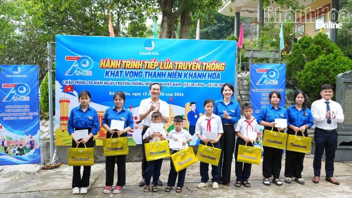 Ban tổ chức trao học bổng cho các học sinh.
