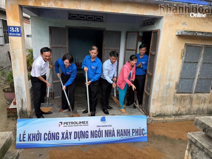 Các đại biểu thực hiện nghi thức khởi công công trình “Ngôi nhà hạnh phúc”.
