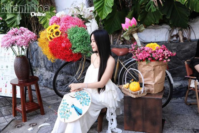 Một bạn trẻ duyên dáng bên xe hoa tại quán cà phê Goc (đường Đống Đa, phường Nha Trang).