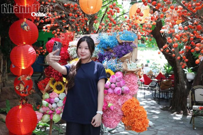 Tạo dáng bên xe hoa tại quán cà phê Hoa đồng nội (đường Nguyễn Thị Minh Khai, phường Nha Trang).