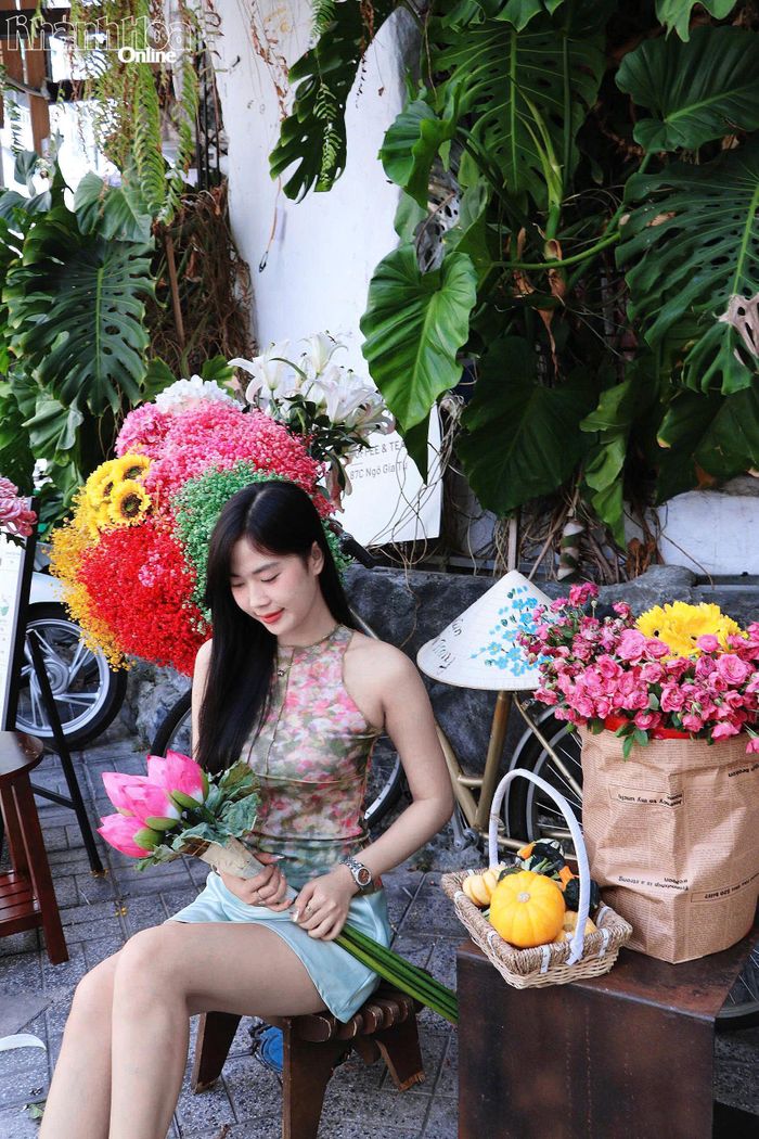 Các bạn trẻ có những bức ảnh ưng ý bên chiếc xe hoa.
