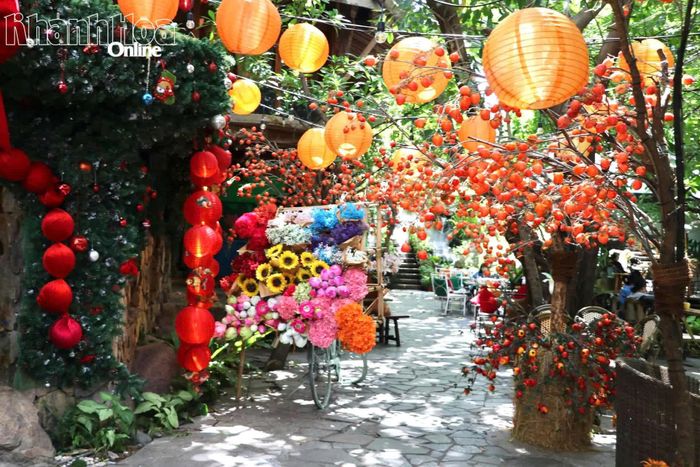 Những bó hoa tươi làm nổi bật sắc màu rực rỡ của quán. 