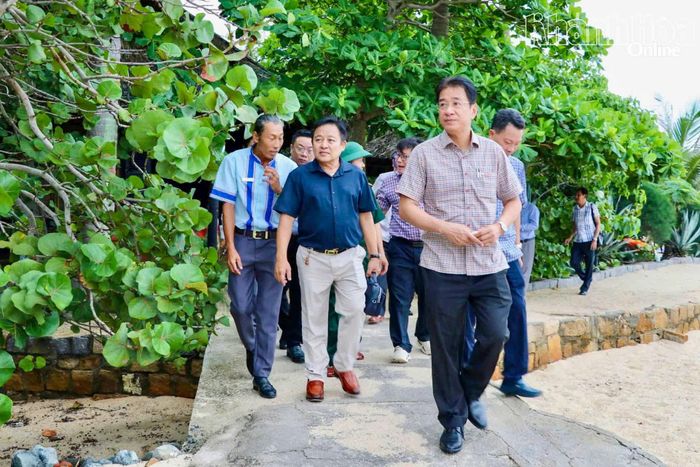 Phó Chủ tịch Thường trực UBND tỉnh Nguyễn Long Biên khảo sát tại khu nghỉ dưỡng Hòn Ông (xã Đại Lãnh).
