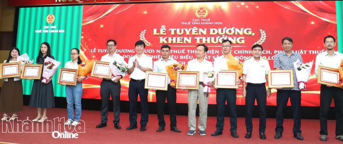Lãnh đạo Thuế tỉnh trao giấy khen cho các doanh nghiệp thực hiện tốt chính sách, pháp luật thuế.