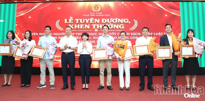 Lãnh đạo Thuế tỉnh Khánh Hòa trao giấy khen của Cục Thuế cho các doanh nghiệp.