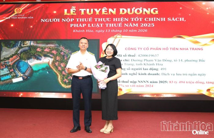 Ông Nguyễn Ngọc Tú - Trưởng Thuế tỉnh Khánh Hòa tặng hoa chúc mừng đại diện Công ty Cổ phần Hồ Tiên Nha Trang.