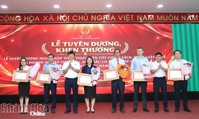 Lãnh đạo Thuế tỉnh trao giấy khen cho các doanh nghiệp thực hiện tốt chính sách, pháp luật thuế.