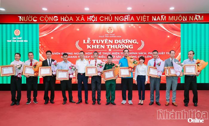 Lãnh đạo Thuế tỉnh trao giấy khen cho các doanh nghiệp tiêu biểu, xuất sắc có đóng góp lớn cho ngân sách nhà nước.