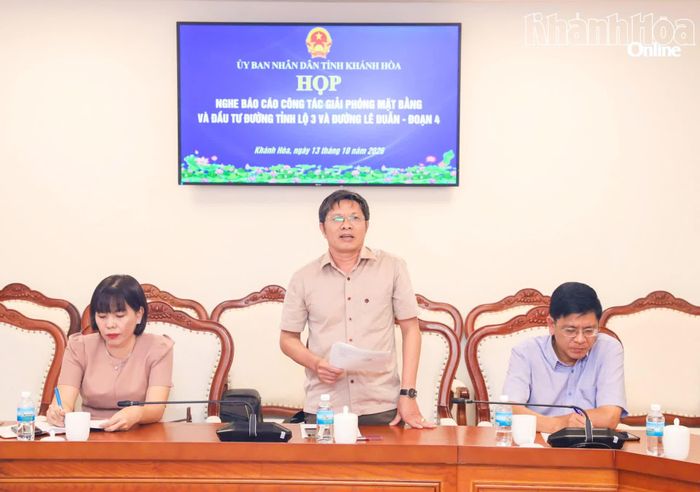 Lãnh đạo Sở Xây dựng phát biểu tại cuộc họp.