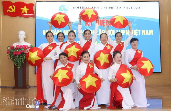 Một tiết mục văn nghệ do hội viên, phụ nữ phường biểu diễn tại chương trình.