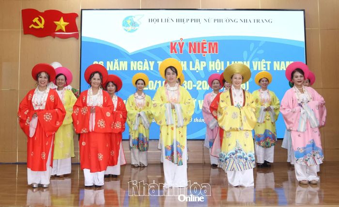 Các hội viên, phụ nữ trình diễn áo dài.