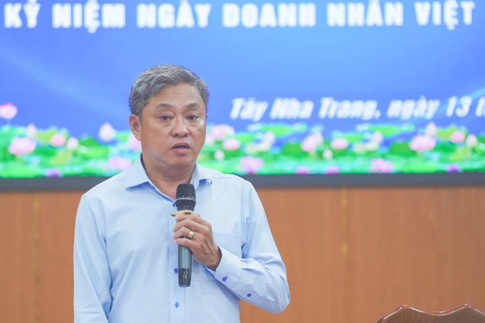 Ông Nguyễn Đình Anh Minh - Chủ tịch UBND phường Tây Nha Trang trao đổi với đại diện doanh nghiệp, hợp tác xã, hộ kinh doanh.