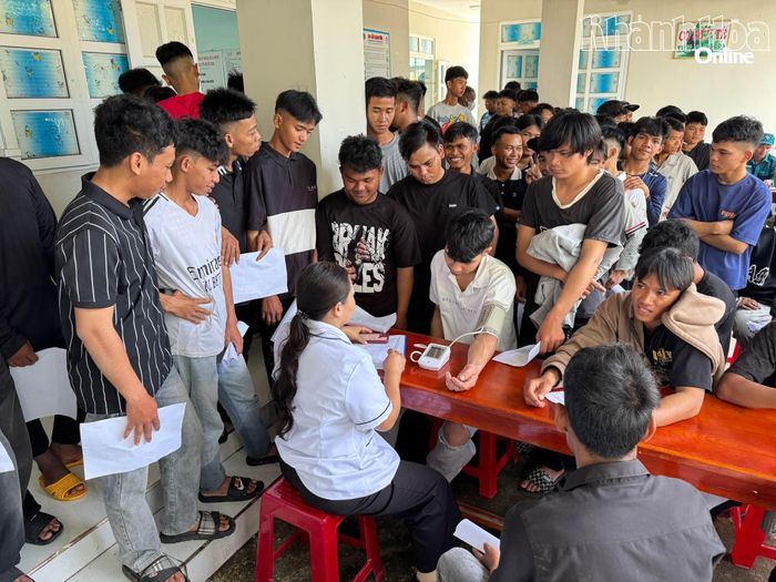 Các thanh niên xã Bác Ái Tây tại buổi khám sức khỏe.