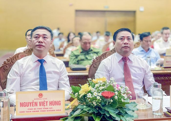 Đồng chí Lâm Đông và đồng chí Nguyễn Việt Hùng dự hội nghị.