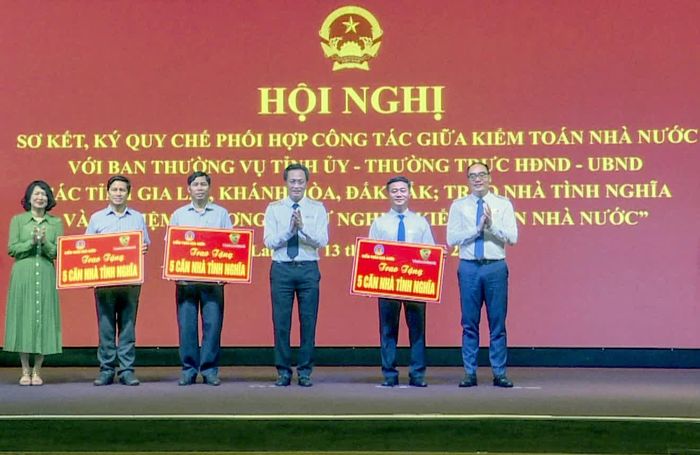 Lãnh đạo Kiểm toán nhà nước trao bảng tượng trưng tặng Nhà tình nghĩa cho lãnh đạo 3 tỉnh Khánh Hòa, Gia Lai, Đắk Lắk.