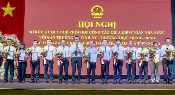 Lãnh đạo Kiểm toán nhà nước trao Kỷ niệm chương "Vì sự nghiệp Kiểm toán nhà nước" cho lãnh đạo tỉnh Khánh Hòa, Gia Lai, Đắk Lắk và lãnh đạo sở, ngành các địa phương.