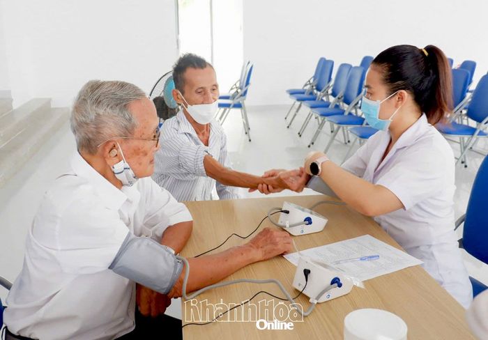 Người dân được đo huyết áp, kiểm tra các dấu hiệu bệnh.