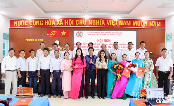 Lãnh đạo Hội Nông dân tỉnh và lãnh đạo Đảng ủy phường Đô Vinh trao quyết định, tặng hoa chúc mừng Ban Chấp hành Hội Nông dân phường nhiệm kỳ 2026 - 2030.