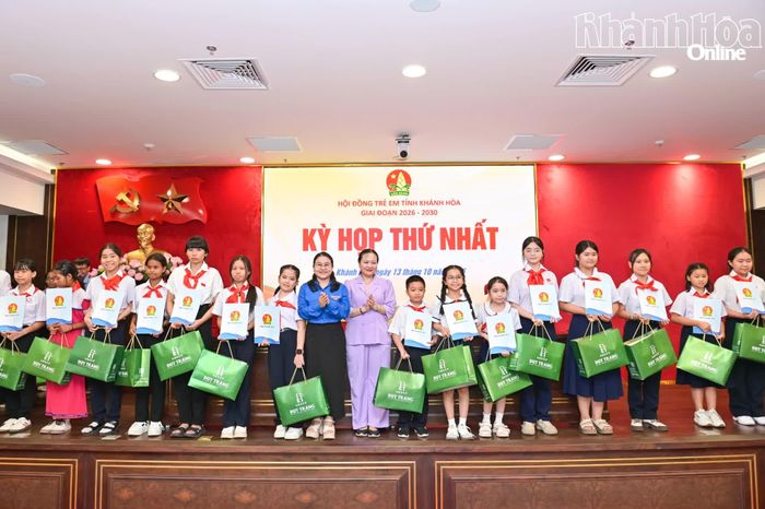 Các đại biểu trao chứng nhận và quà cho thành viên Hội đồng Trẻ em tỉnh Khánh Hòa giai đoạn 2026 - 2030.