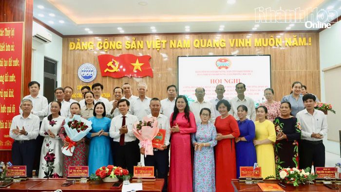 Bà Phan Thị Ngân Hạnh và lãnh đạo phường Bảo An tặng hoa chúc mừng Ban Chấp hành Hội Nông dân phường nhiệm kỳ 2026 - 2030.