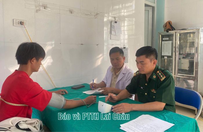 Hội đồng NVQS xã Sì Lở Lầu tổ chức khám sơ tuyển NVQS cho công dân đủ điều kiện trong độ tuổi sẵn sàng nhập ngũ.