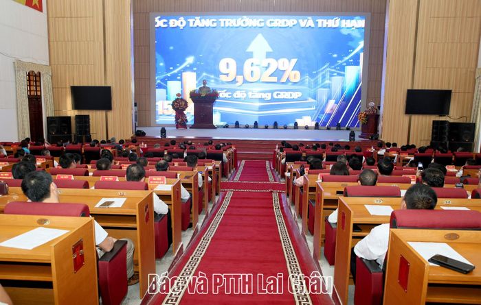 Các đại biểu xem phóng sự. 