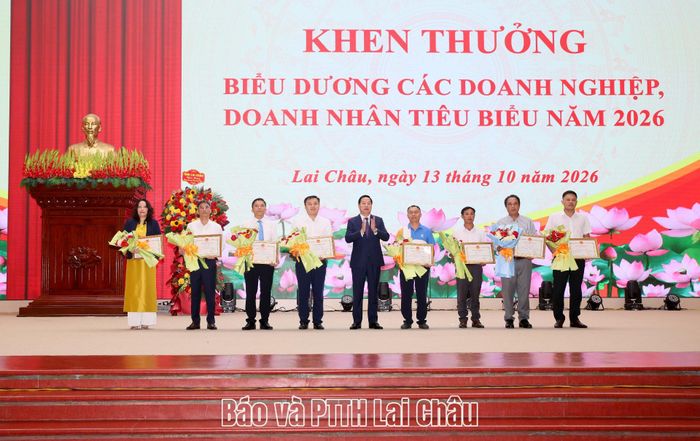 Đồng chí Hà Quang Trung - Chủ tịch UBND tỉnh tặng Bằng khen cho các tập thể doanh nghiệp. 