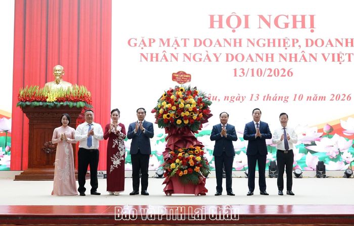   Các đồng chí Thường trực Tỉnh uỷ tặng lẵng hoa chúc mừng các doanh nghiệp, doanh nhân nhân dịp kỷ niệm Ngày Doanh nhân Việt Nam 13/10.