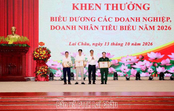 Thừa uỷ quyền của Trung ương Hội Doanh nhân trẻ Việt Nam, đại diện Hội Doanh nhân trẻ tỉnh Lai Châu tặng Bằng khen cho các tập thể.