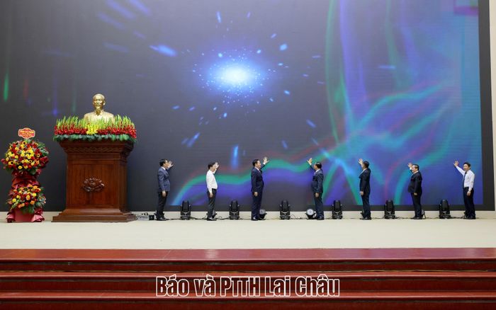 Các đại biểu thực hiện nghi thức khai trương Cổng thông tin điện tử của Hiệp hội doanh nghiệp tỉnh Lai Châu.