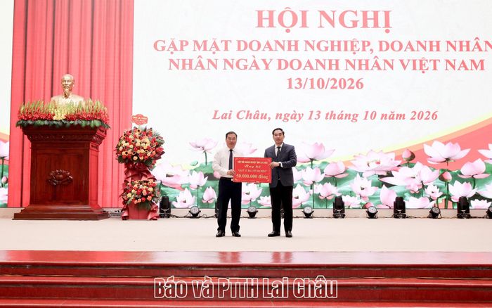 Đại diện Hiệp hội Doanh nghiệp tỉnh Lai Châu trao tặng Quỹ “Vì người nghèo” thông qua Uỷ ban MTTQ Việt Nam tỉnh. 