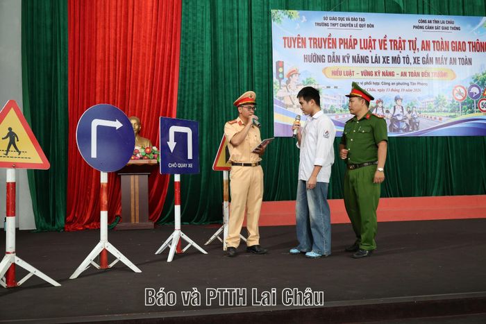 Học sinh tham gia trả lời các câu hỏi về biển báo giao thông.