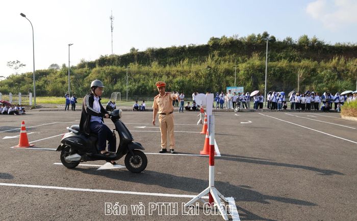 Học sinh được hướng dẫn và thực hành lái xe trong sa hình.