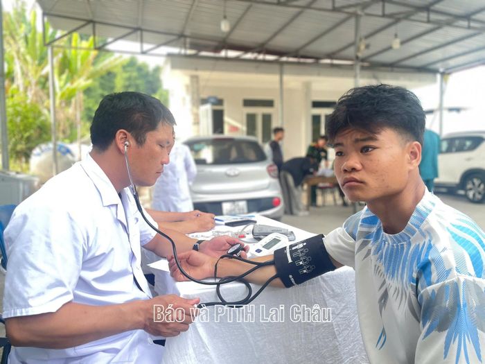 Cán bộ Trạm Y tế xã Nậm Mạ đo huyết áp cho công dân.