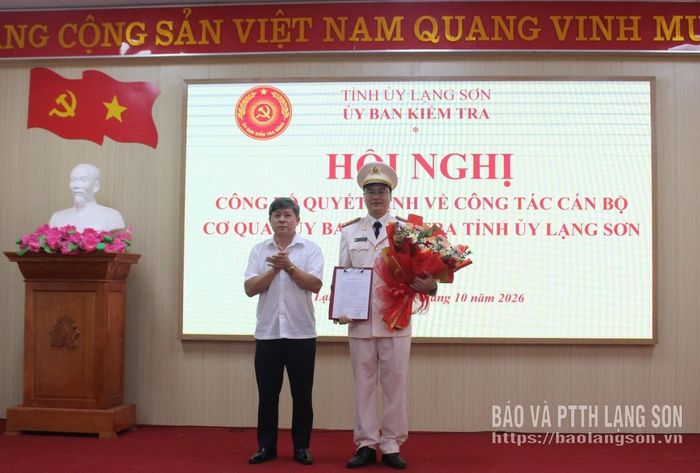 Lãnh đạo UBKT Tỉnh ủy trao Quyết định về việc tiếp nhận và bổ nhiệm cán bộ biệt phái cho đồng chí Đinh Văn Thắng