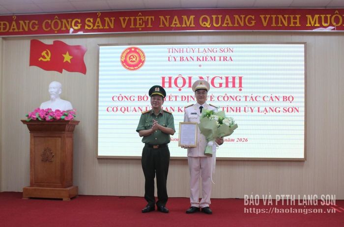 Lãnh đạo Công an tỉnh trao Quyết định về việc biệt phái công khai sĩ quan Công an nhân dân cho đồng chí Đinh Văn Thắng