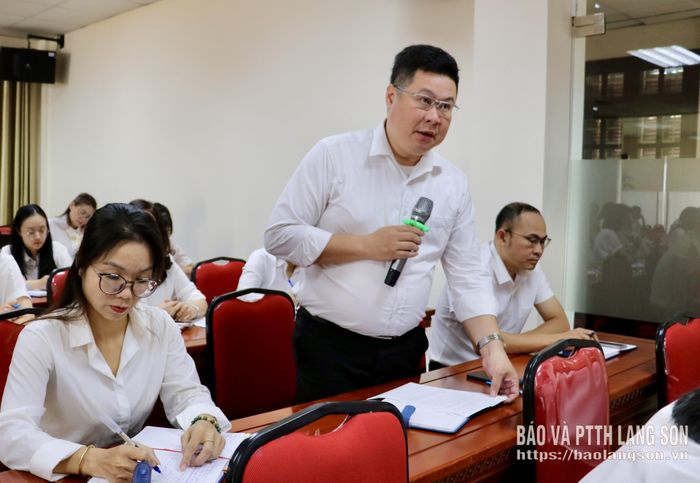 Lãnh đạo BHXH cơ sở Lộc Bình đóng góp ý kiến tại hội nghị
