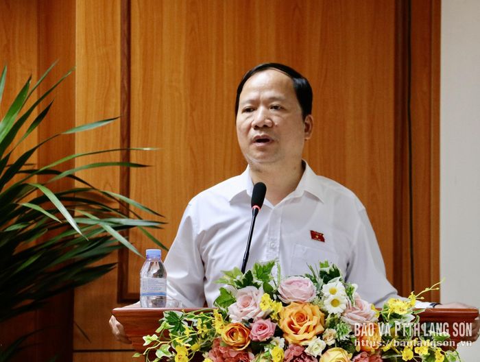 Đồng chí Nguyễn Đặng Ân, Phó Trưởng Đoàn ĐBQH tỉnh phát biểu tại hội nghị