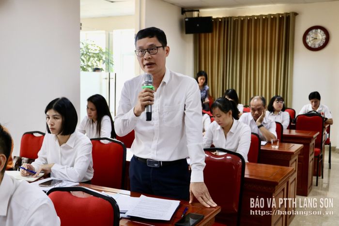 Lãnh đạo Phòng Chế độ BHXH thuộc BHXH tỉnh đóng góp ý kiến tại hội nghị
