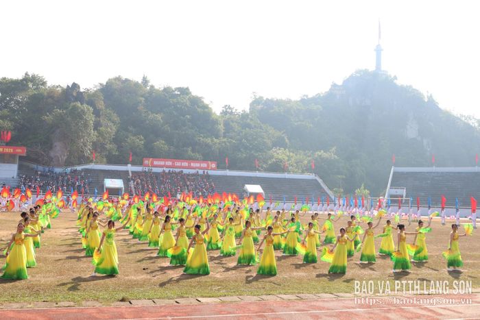 Các học sinh tham gia tổng duyệt màn đồng diễn