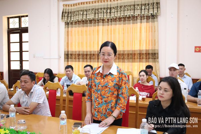 Lãnh đạo Sở Giáo dục và Đào tạo tỉnh phát biểu tại cuộc họp