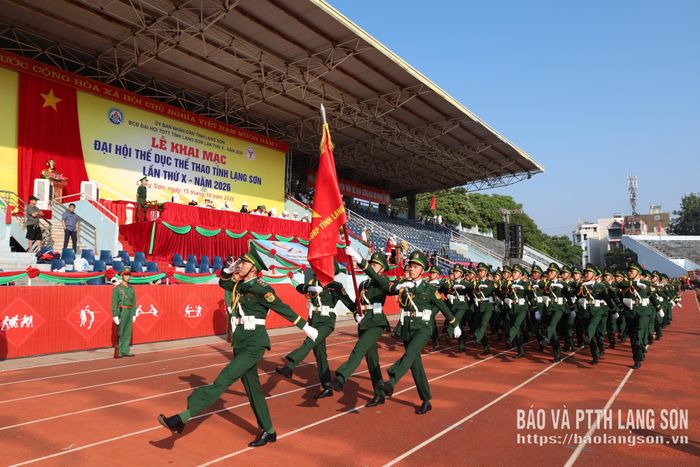 Khối Ban Chỉ huy Bộ đội biên phòng tiến qua lễ đài tại buổi tổng duyệt