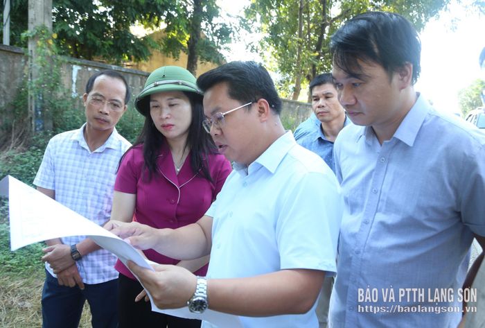 Đồng chí Trần Thanh Nhàn, Phó Chủ tịch UBND tỉnh xem xét bản vẽ quy hoạch khu vực dự kiến xây dựng Trường THPT Cai Kinh