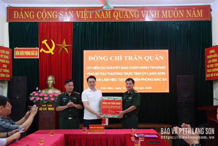 Đồng chí Phó Bí thư Thường trực Tỉnh ủy tặng quà Đồn Biên phòng Chi Lăng